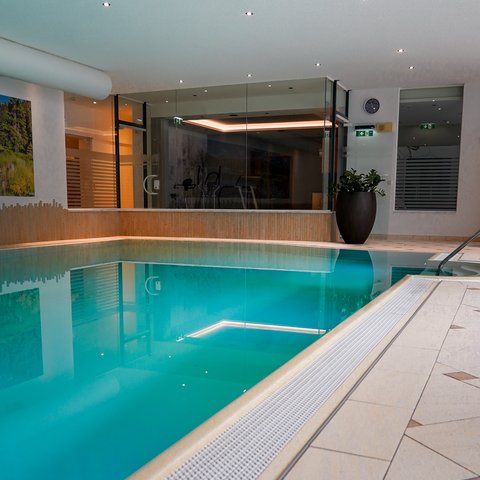 Draußen kalte Nasen, drinnen wohlig warm. ❄️

Nach einem Wintertag in Nauders geht’s bei uns im Aparthotel Hochland ab in den Pool. Die müden Beine entspannen und den Tag gemütlich ausklingen lassen. So freuen wir uns auf den Winter! 🤍