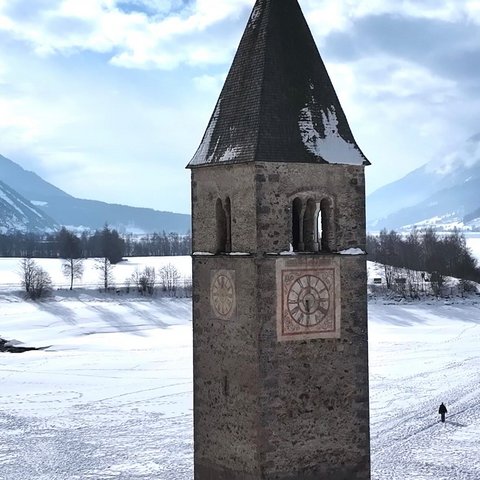 Die Vorfreude auf den Winter steigt! 🏔️😍

Noch zeigt sich die Landschaft rund um den Reschensee nicht ganz so winterlich, aber wir träumen schon von verschneiten Bergen, glitzerndem Schnee und dieser ganz besonderen Winterstimmung. ✨

Wir können es kaum erwarten, bis es wieder so weit ist! Wer freut sich mit uns? 😌
