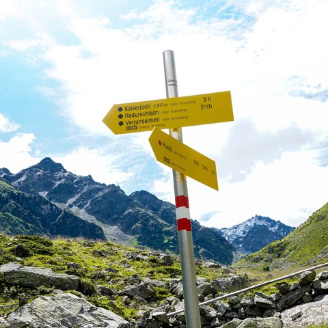 Wanderschuhe schnüren, dem Alltag entfliehen und die Bergwelt Schritt für Schritt entdecken. 🥾🏔️

Rund um unser Hotel warten zahlreiche Wanderwege auf euch – von gemütlichen Touren bis hin zu anspruchsvollen Bergabenteuern. Unterwegs erwarten euch beeindruckende Ausblicke, glasklare Bergseen und die Ruhe der Tiroler Natur. ☀️🤍