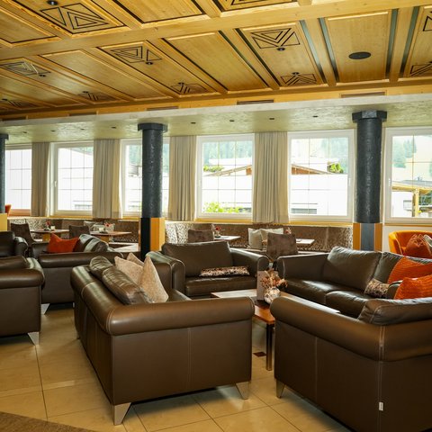 Die Koffer noch in der Hand, aber der Alltag schon ein Stück weiter weg. 😊🧳

Bei uns im Aparthotel Hochland beginnt der Urlaub mit einem herzlichen Empfang. Vom ersten Hallo an sollt ihr euch wohlfühlen – denn genau das macht unser Haus aus! ❤️