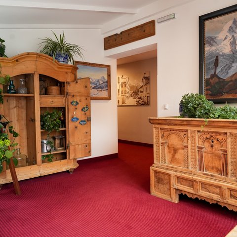 Schon beim Ankommen spürt man, was deinen Aufenthalt so gemütlich macht: liebevolle Details und ein Stück Bergwelt an jeder Wand. 🌿⛰️ Schön, dass du da bist!