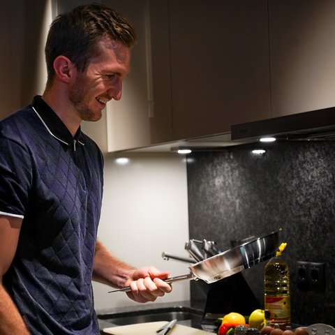 Die eigene Küche, der eigene Rhythmus. 🍳✨

Ob Frühstück am Morgen, ein schneller Snack zwischendurch oder ein gemütliches Abendessen – in unseren Appartements kochst Du genau dann, wenn Du möchtest. 🏡