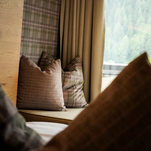 Wenn draußen der Regen ans Fenster klopft, wird dieser Platz zum schönsten im Appartement. Einkuscheln, den Blick schweifen lassen und einfach einmal nichts müssen. 🌧️🤍