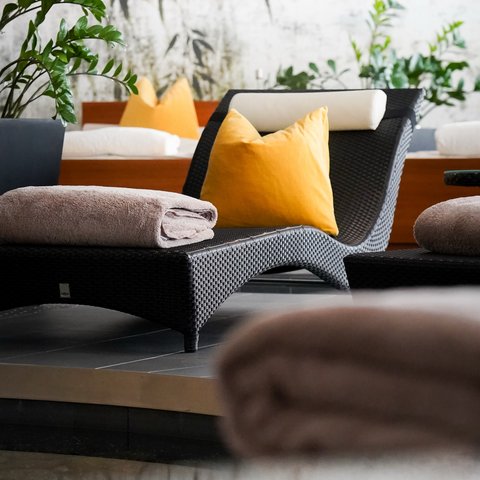 Manchmal braucht es nicht viel, um neue Energie zu tanken. 🤍✨

Ein gemütlicher Platz zum Zurücklehnen, wohltuende Ruhe und einfach Zeit für sich selbst – in unserem Wellnessbereich könnt ihr den Alltag hinter euch lassen und jeden Moment in vollen Zügen genießen.

Ankommen, abschalten und wohlfühlen. 🌿