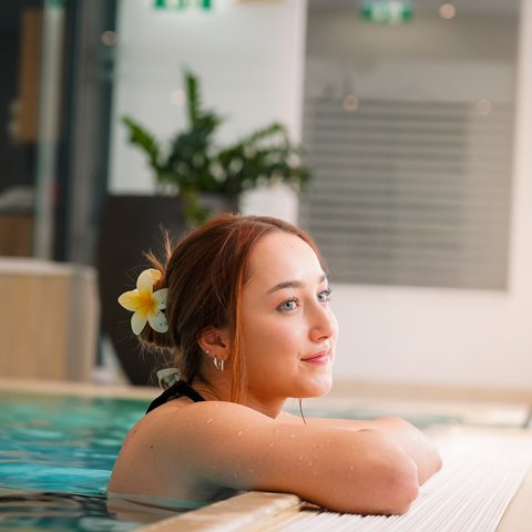 ✨ Zwischen einem Sprung ins Wasser und dem nächsten Gedanken liegt manchmal genau das, was wir Urlaub nennen.

Zurücklehnen, die Wärme genießen und für einen Moment alles vergessen, was draußen wartet. 🤍