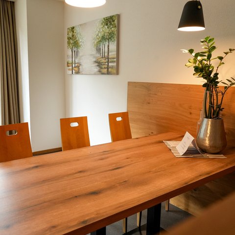 Noch zeigt sich draußen der Herbst, doch die Vorfreude auf die weiße Bergwelt wächst. 🍂❄️

In unseren Appartements wartet dein gemütlicher Rückzugsort: viel Platz, moderner Komfort und alles, was du zum Wohlfühlen brauchst. Jetzt deine Winterauszeit bei uns sichern! 🤍