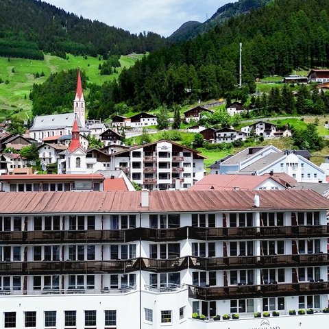 Noch ist es ruhig bei uns.

Die Berge, die Natur und die Wege rund um Nauders genießen gerade noch die Ruhe vor dem Sommer. ☀️✨

Doch schon bald startet die neue Sommersaison und wir freuen uns darauf, euch wieder bei uns begrüßen zu dürfen. Die Vorfreude wächst von Tag zu Tag. 🤍