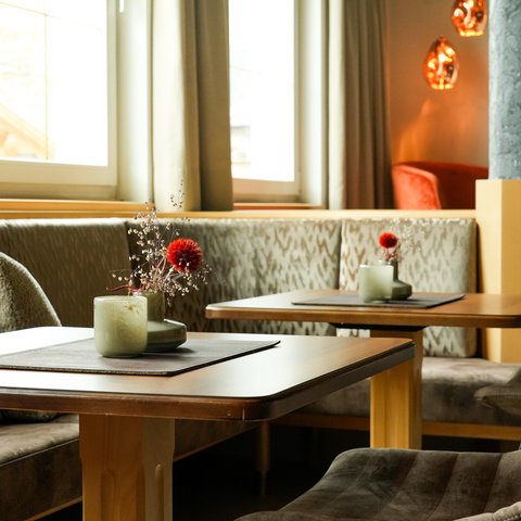 Ankommen und direkt wohlfühlen. ✨

Schon in unserer Eingangshalle erwartet dich ein gemütliches Ambiente, das perfekt auf deine Auszeit bei uns einstimmt. 😊