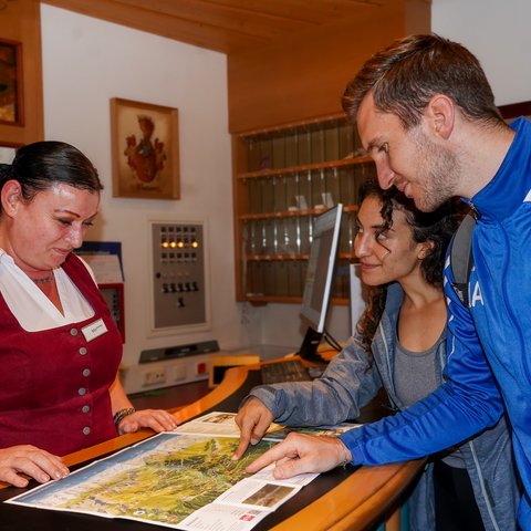 Die schönsten Wanderungen beginnen mit dem richtigen Tipp. 🥾🤍

Rund um das Aparthotel Hochland warten unzählige Wanderwege darauf, entdeckt zu werden. Gerne geben wir euch persönliche Wandertipps und Empfehlungen – passend zu eurem Urlaub und eurem Tempo.

Kommt einfach vorbei, wir helfen euch gerne weiter. 🌿