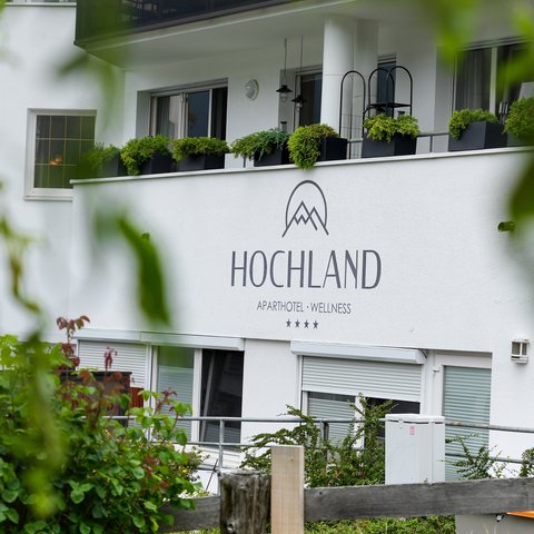 Manchmal braucht es nicht viel – frische Bergluft, die Ruhe der Natur und einen Ort, an dem man sich vom ersten Moment an wohlfühlt.

Genau das erwartet euch bei uns im Aparthotel Hochland. 🤍🌿