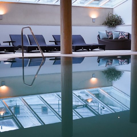 "W\u00e4hrend drau\u00dfen langsam der Abend ankommt, wird es bei uns im Poolbereich ganz ruhig. \n\nGenau der perfekte Moment, um nach Wanderungen, Bike-Touren oder Sommertagen einfach die F\u00fc\u00dfe hochzulegen und den Tag ausklingen zu lassen. \ud83c\udf19\ud83d\udca7"