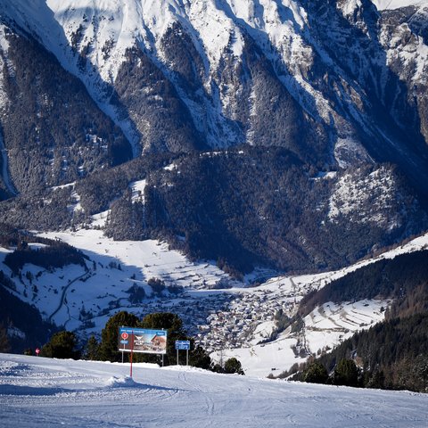 Wer freut sich schon wieder auf die verschneite Berglandschaft bei uns in Nauders? ❄️⛰️

Wir auf jeden Fall! Auf die ersten Schwünge, Spaziergänge im Schnee und gemütliche Abende bei uns im Aparthotel Hochland. 😊
