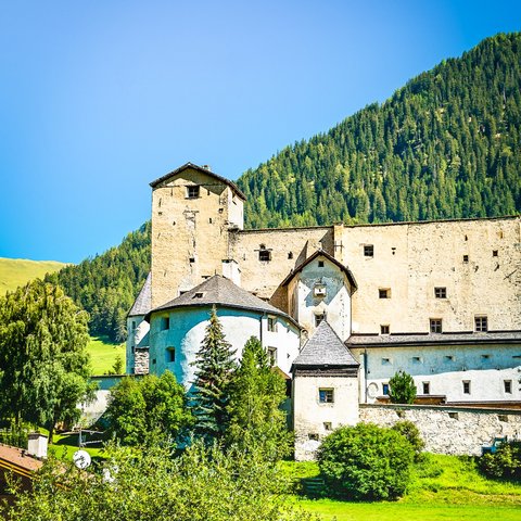 Wenn Geschichte auf Bergsommer trifft. 🏰🌿

Umgeben von der grünen Nauderer Bergwelt zeigt sich Schloss Naudersberg jetzt von seiner schönsten Seite – der perfekte Zwischenstopp bei euren sommerlichen Entdeckungstouren.